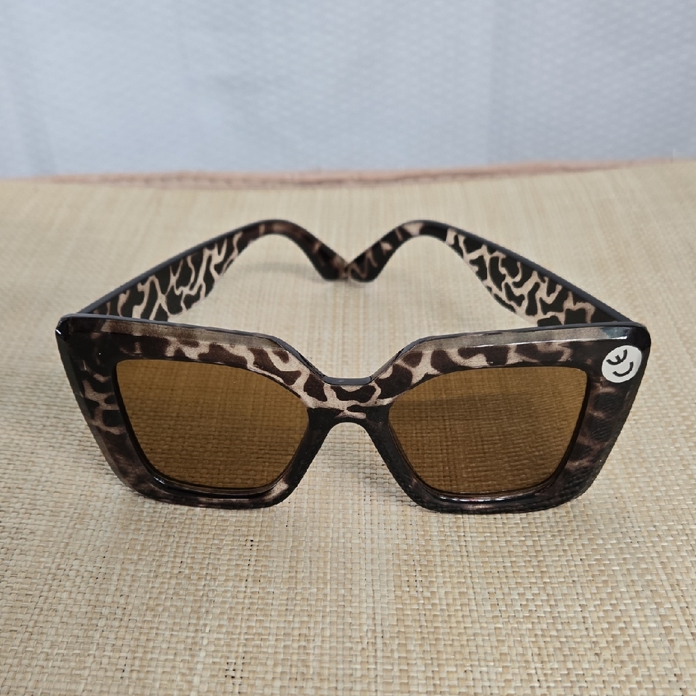 NWOT Brown Elegant Patterned Sunglasses
